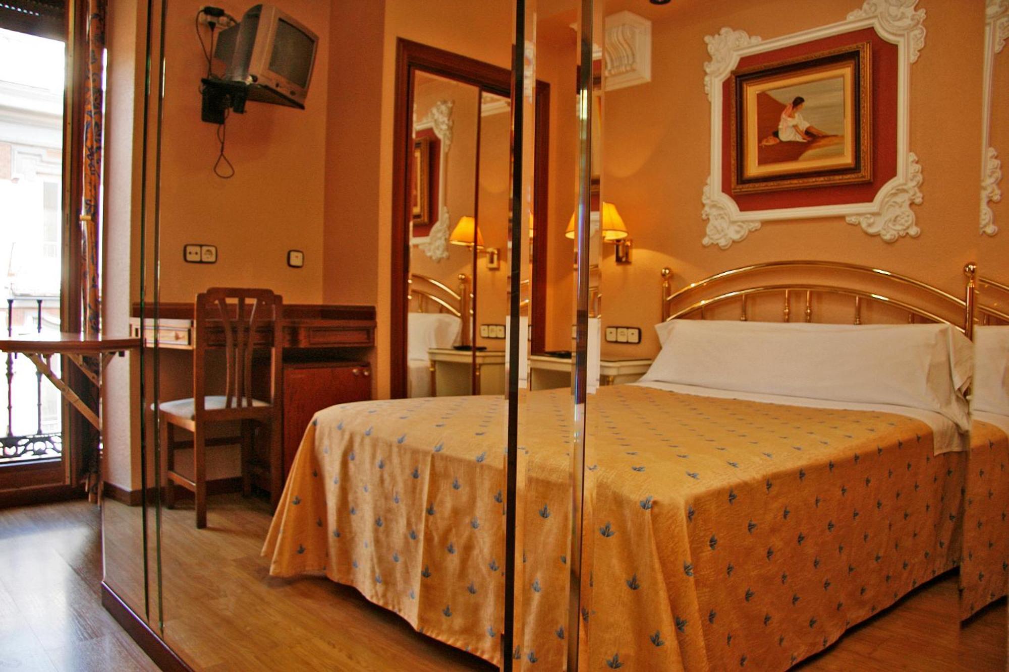 Hostal Victoria III Madrid Buitenkant foto