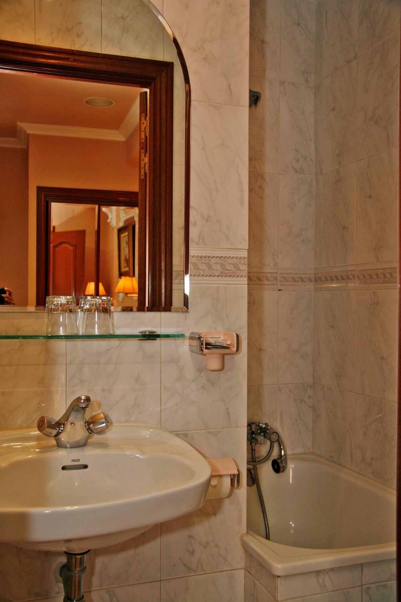 Hostal Victoria III Madrid Buitenkant foto
