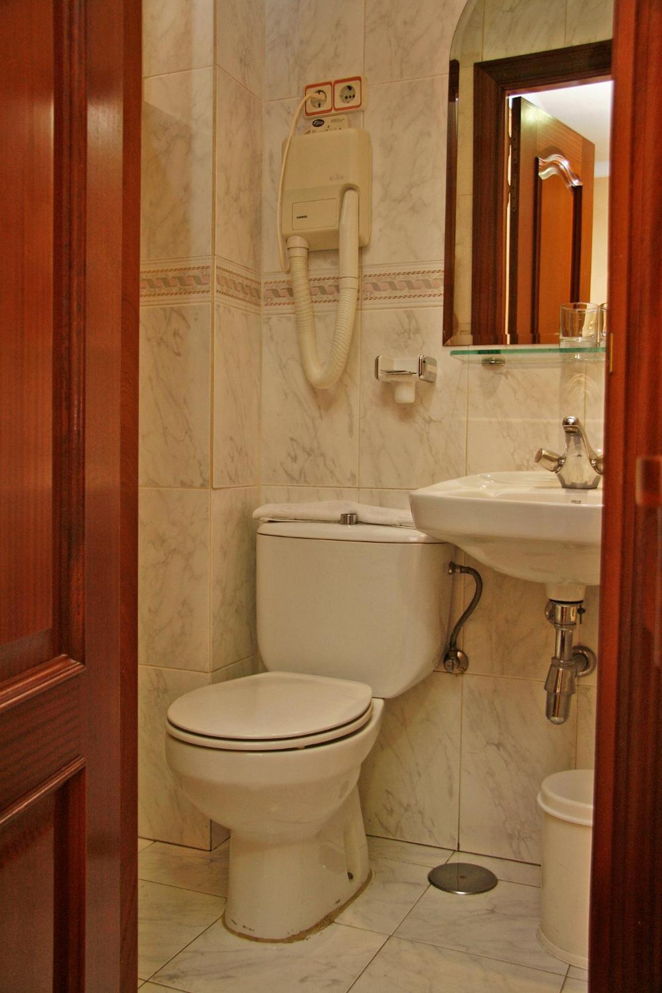 Hostal Victoria III Madrid Buitenkant foto