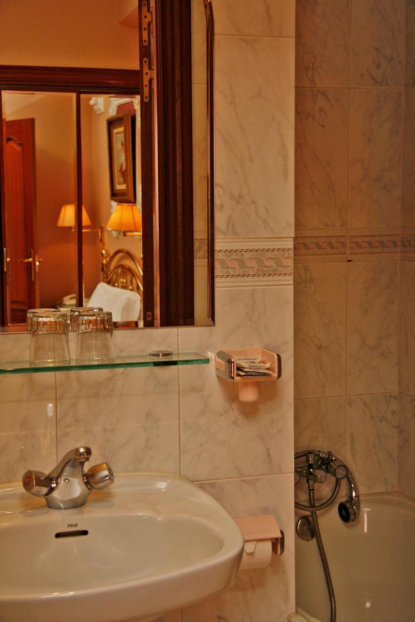 Hostal Victoria III Madrid Buitenkant foto