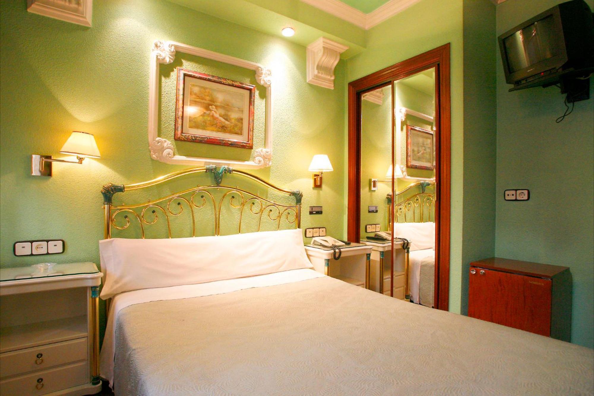 Hostal Victoria III Madrid Buitenkant foto