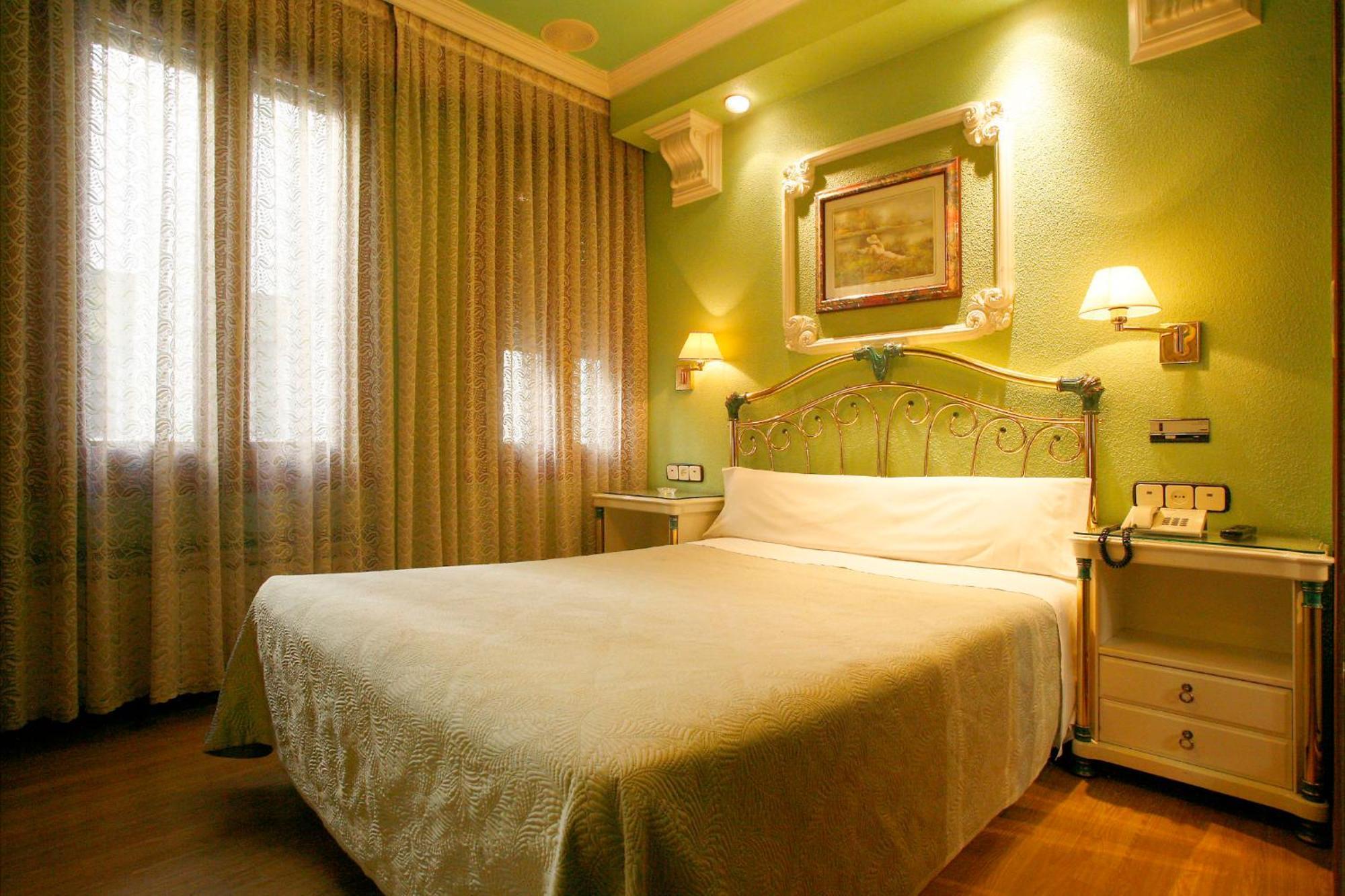 Hostal Victoria III Madrid Buitenkant foto