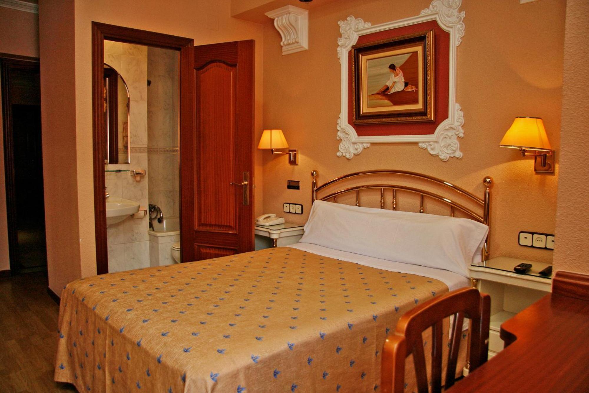 Hostal Victoria III Madrid Buitenkant foto