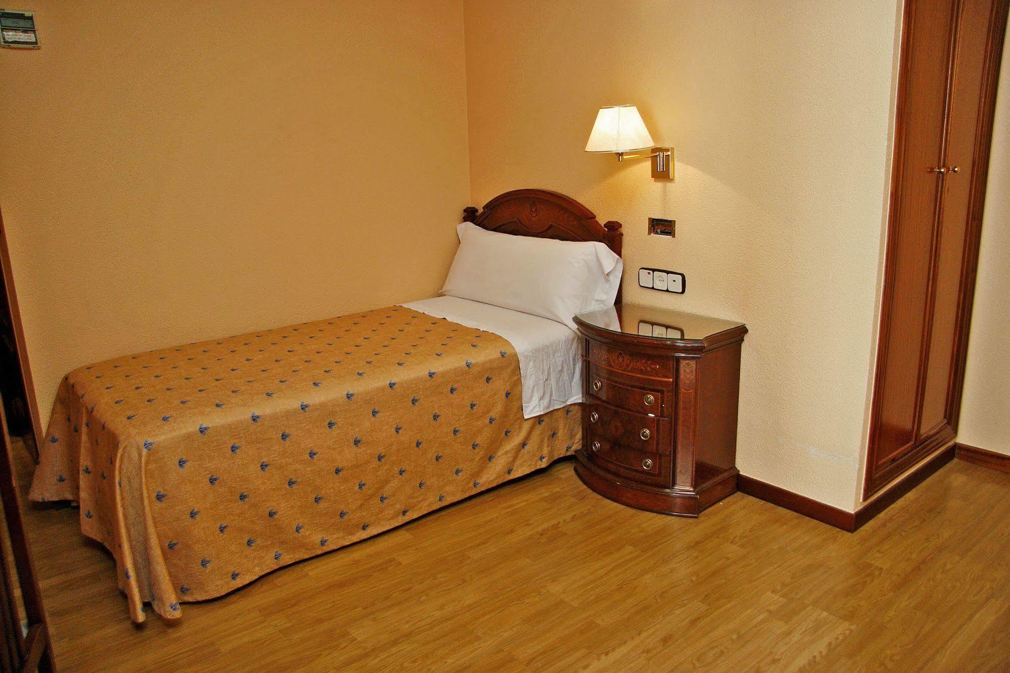 Hostal Victoria III Madrid Buitenkant foto