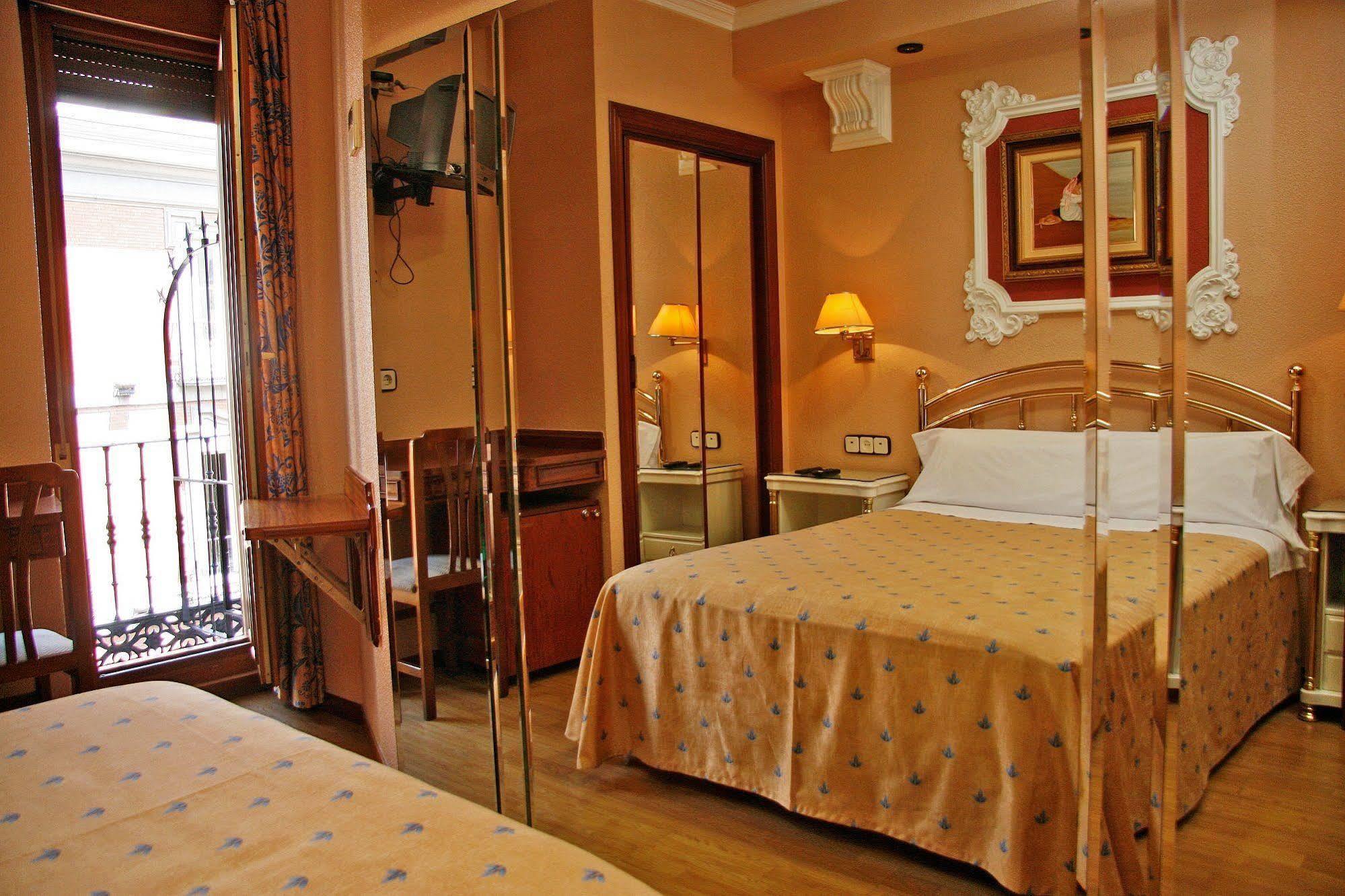 Hostal Victoria III Madrid Buitenkant foto