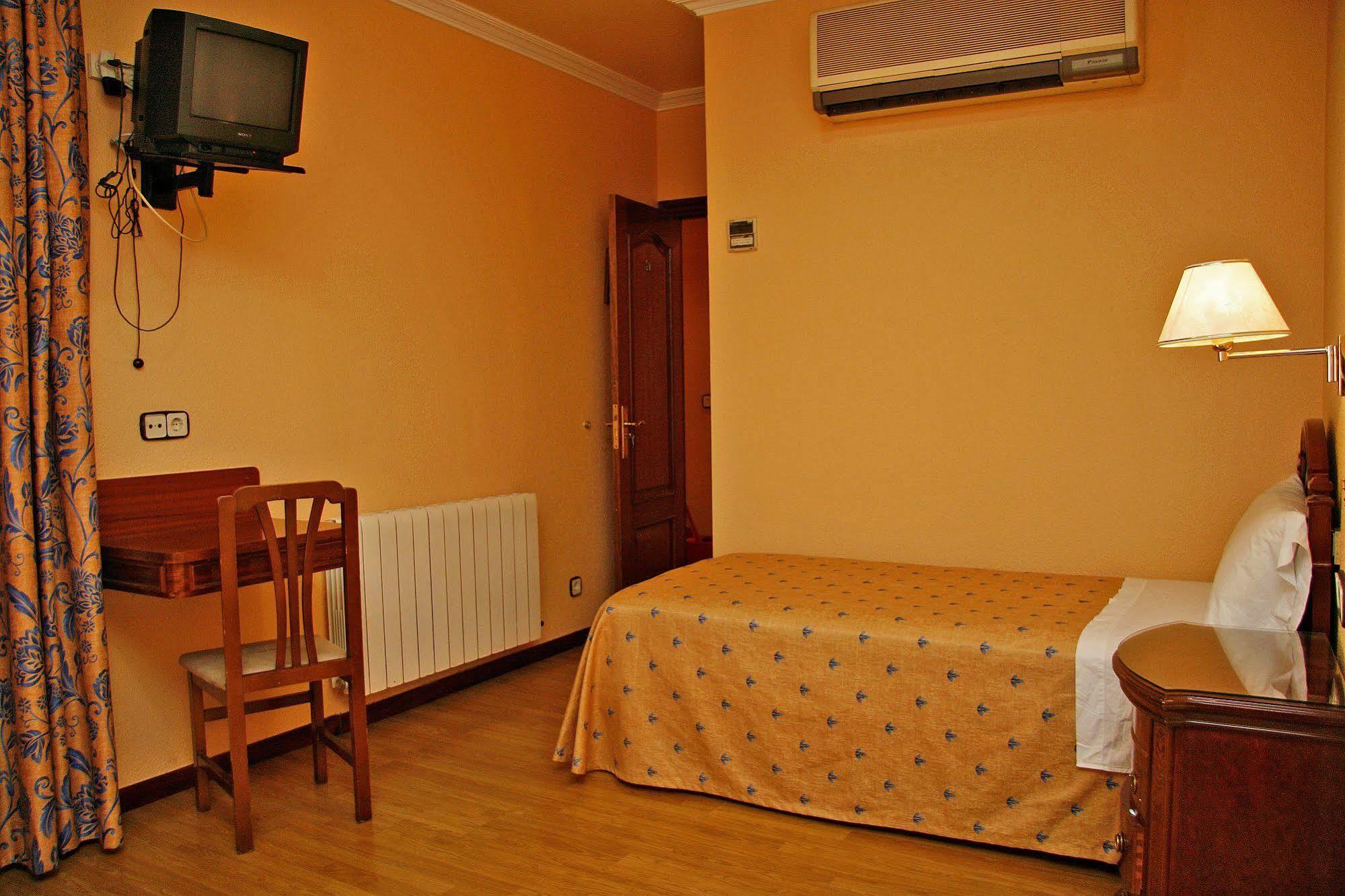 Hostal Victoria III Madrid Buitenkant foto