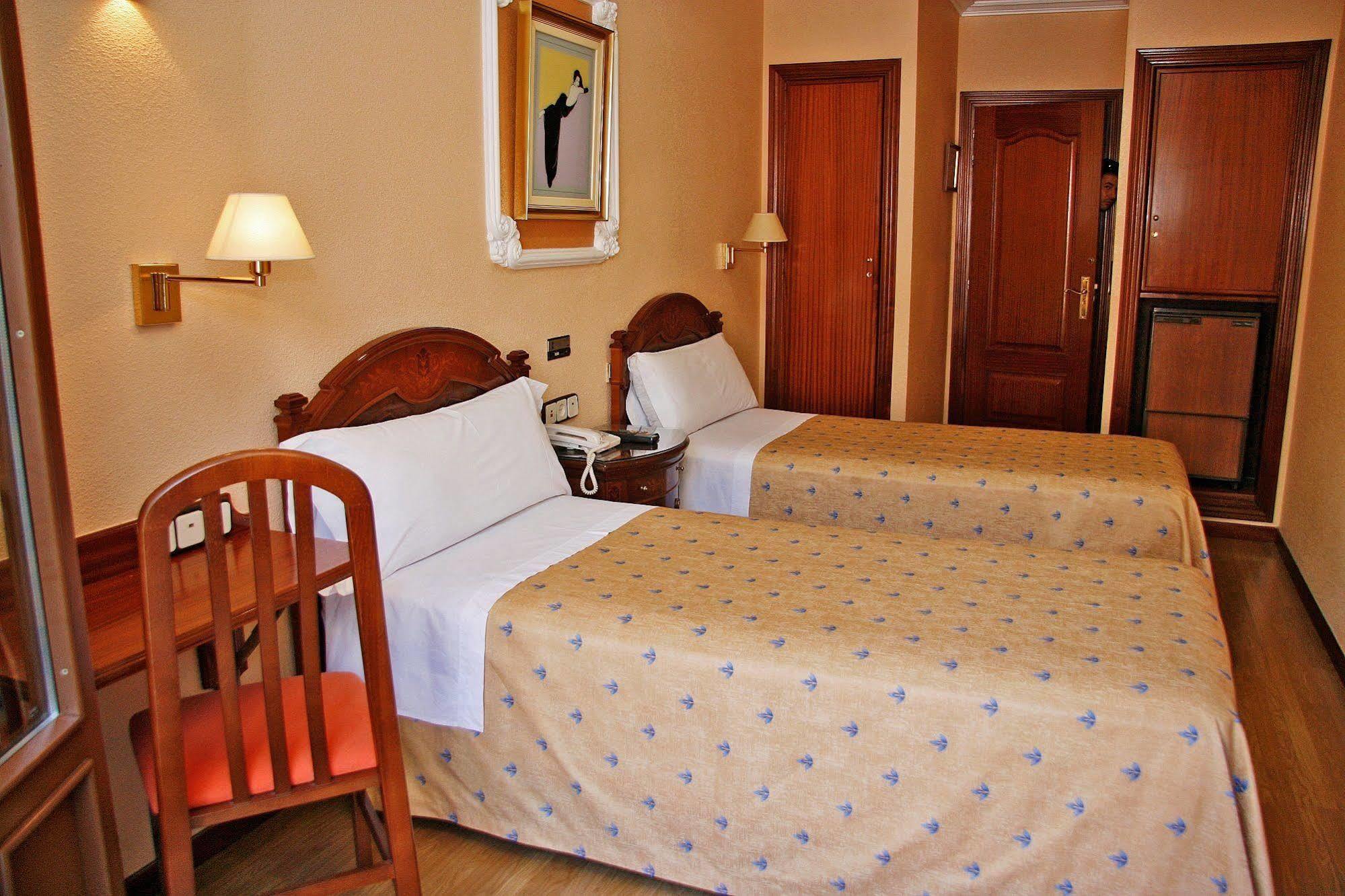 Hostal Victoria III Madrid Buitenkant foto