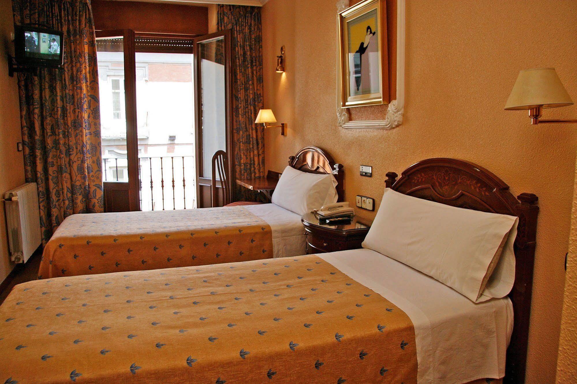 Hostal Victoria III Madrid Buitenkant foto