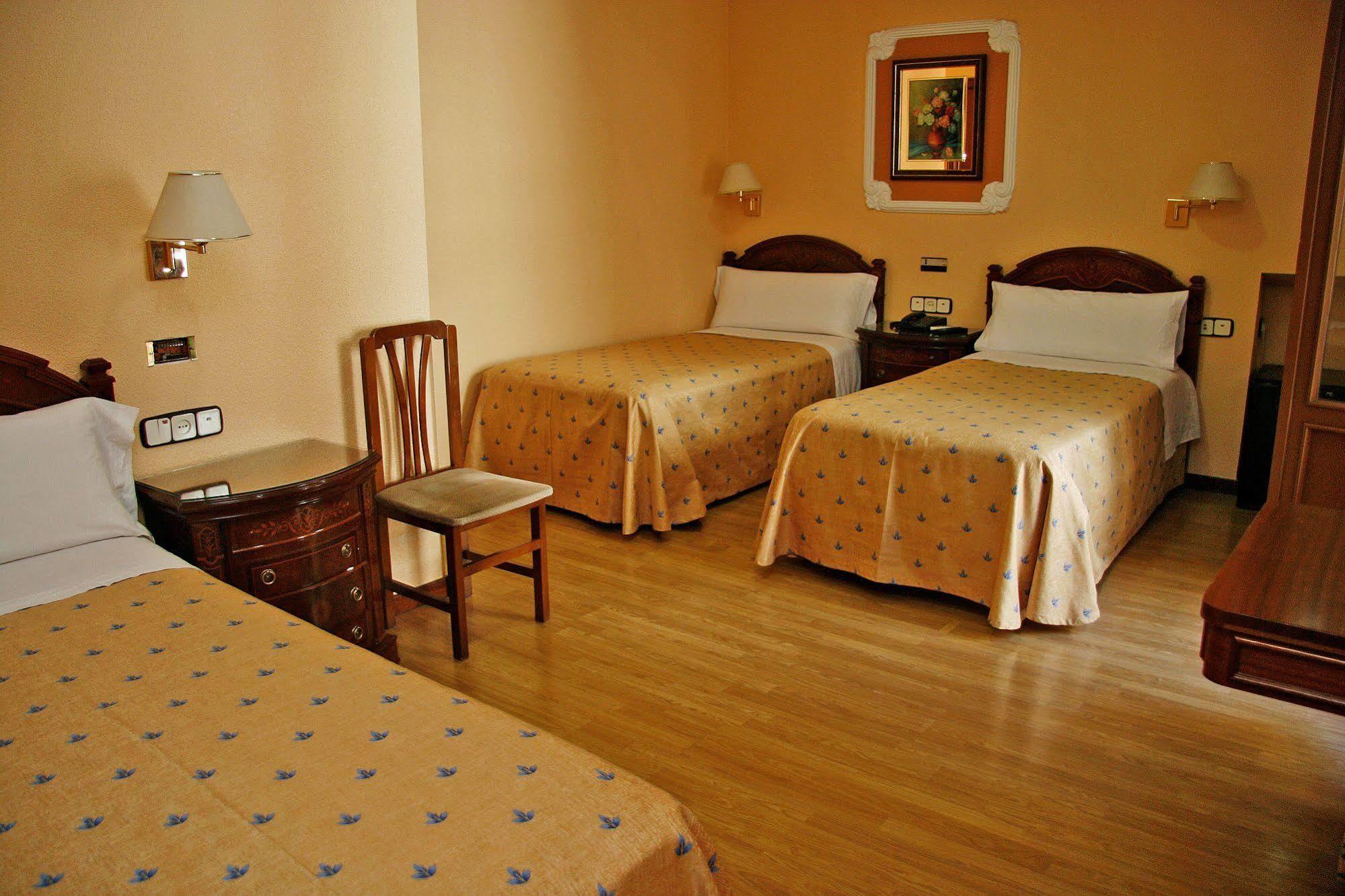 Hostal Victoria III Madrid Buitenkant foto