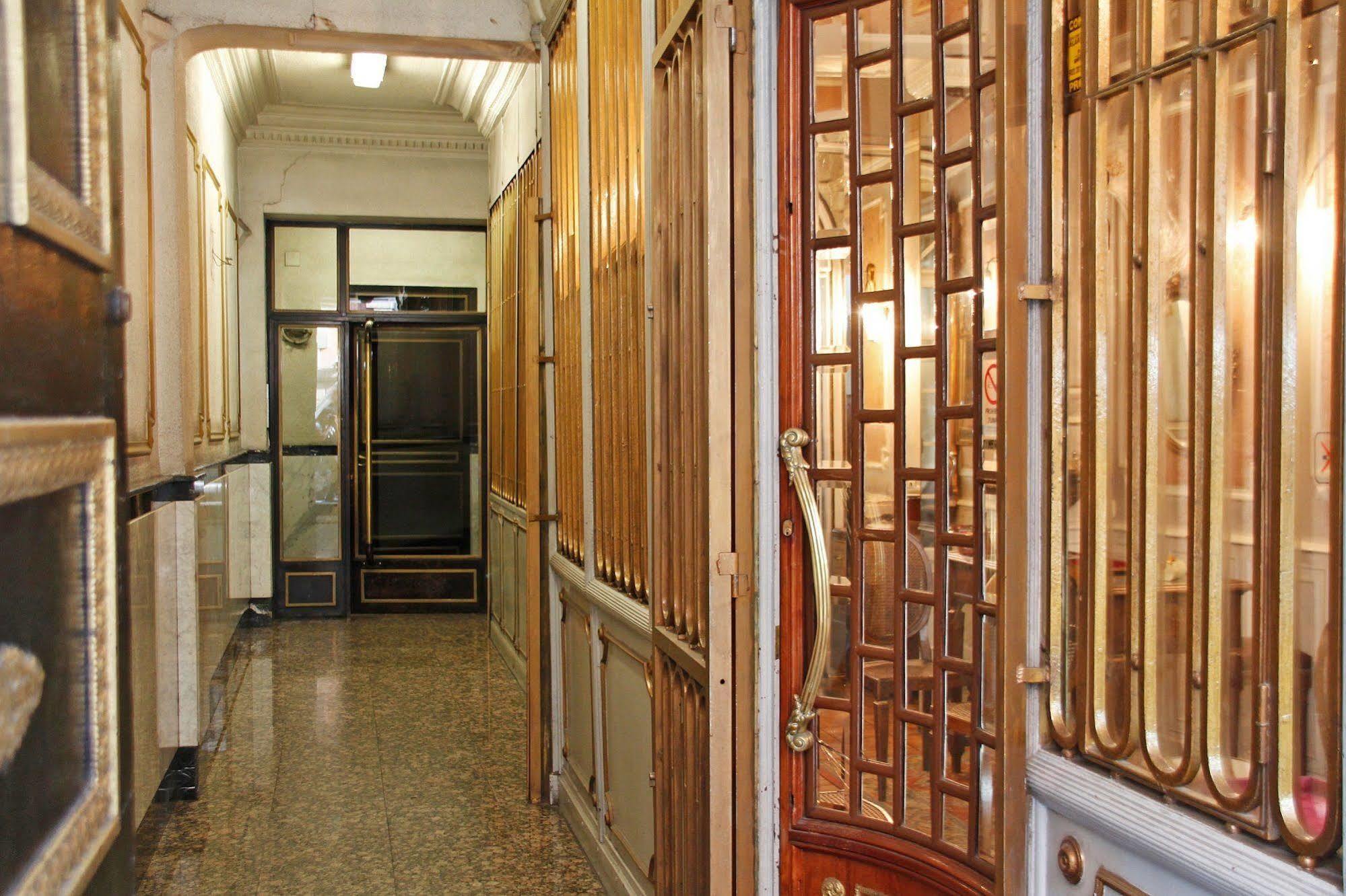 Hostal Victoria III Madrid Buitenkant foto